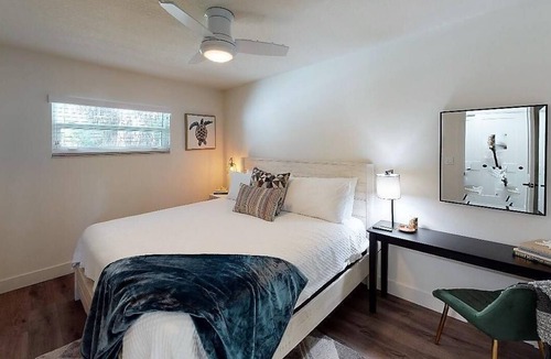 Downtown Apartment | Newly Renovated 1-Bed Apt with Modern High-End Décor and Finishes. Sleeps 3