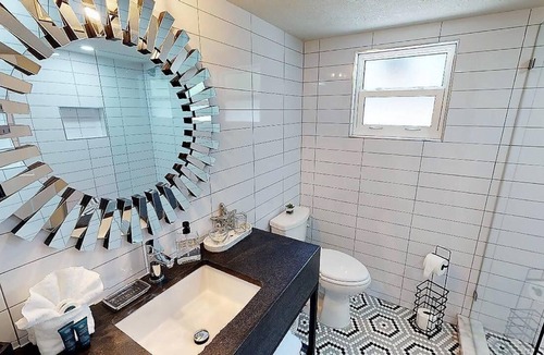 Downtown Apartment | Newly Renovated 1-Bed Apt with Modern High-End Décor and Finishes. Sleeps 3