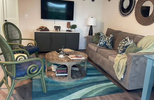 Downtown Apartment | Newly Renovated 1-Bed Apt with Modern High-End Décor and Finishes. Sleeps 3
