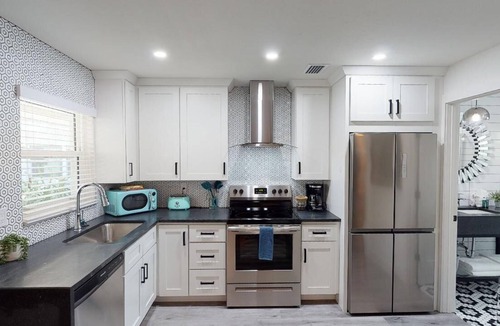 Downtown Apartment | Newly Renovated 1-Bed Apt with Modern High-End Décor and Finishes. Sleeps 4