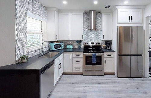 Downtown Apartment | Newly Renovated 1-Bed Apt with Modern High-End Décor and Finishes. Sleeps 4