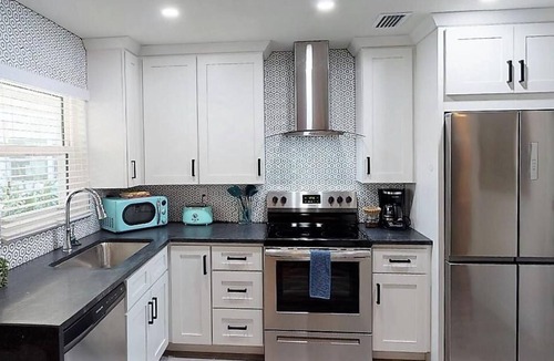 Downtown Apartment | Newly Renovated 1-Bed Apt with Modern High-End Décor and Finishes. Sleeps 4
