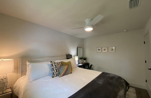 Downtown Apartment | Newly Renovated 1-Bed Apt with Modern High-End Décor and Finishes. Sleeps 4