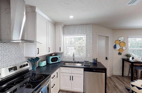 Downtown Apartment | Newly Renovated 1-Bed Apt with Modern High-End Décor and Finishes. Sleeps 3
