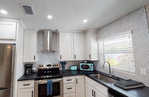 Downtown Apartment | Newly Renovated 1-Bed Apt with Modern High-End Décor and Finishes. Sleeps 3