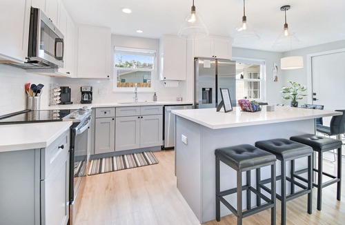 Seminole House | Newly Renovated 10 mins to Beaches Firepit