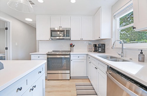 Seminole House | Newly Renovated 10 mins to Beaches Firepit