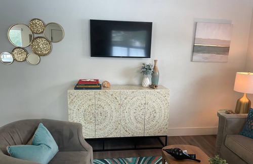 Downtown Apartment | Newly Renovated 2-Bed Apt with Modern High-End Décor and Finishes. Sleeps 5