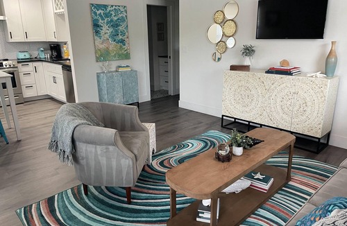 Downtown Apartment | Newly Renovated 2-Bed Apt with Modern High-End Décor and Finishes. Sleeps 5