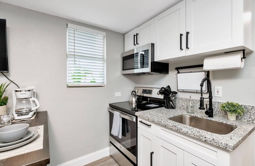 Clearwater House | Newly Updated Modern 1-Bedroom Private Guesthouse