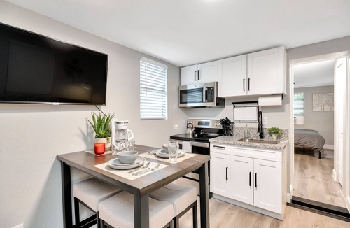 Clearwater House | Newly Updated Modern 1-Bedroom Private Guesthouse