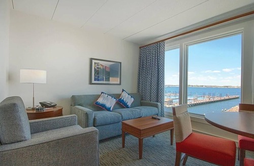 Yachting Village Resort | Newport Adventure! Wyn Inn on The Harbor-1 Bd. Suite