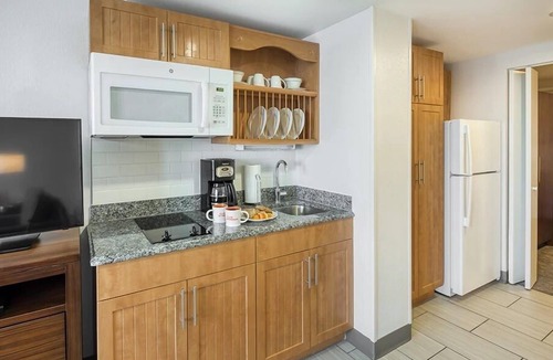 Yachting Village Resort | Newport Adventure! Wyn Inn on The Harbor-1 Bd. Suite