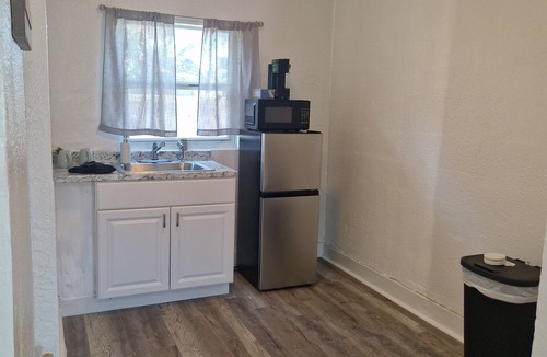 St. Petersburg - Clearwater Hotel | Nice renovated 1 bedroom Apartment Sunny Days Motel 3