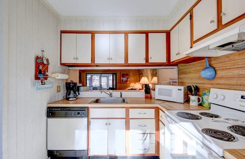 Bethany Beach Villa | nRelaxing 3BR Townhome with Pond View, Pool, and Porch – Walk/Tram to Beach