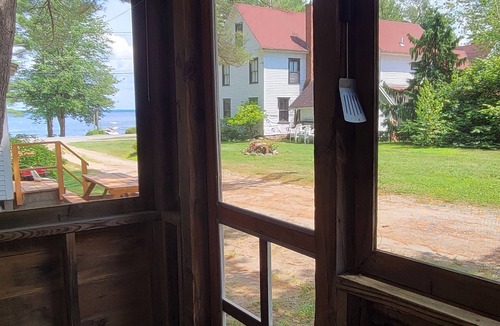 North Sebago Cottage | Oakleaf Cottage-Private Beach-Pets Welcome - Round Table Lodge, Sebago, Maine