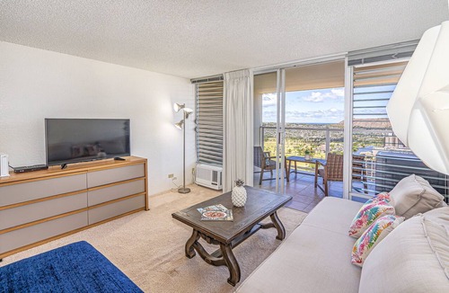 Waikiki Condo | Ocean & Diamond Head Views Condo at Island Colony w/Building Amenities