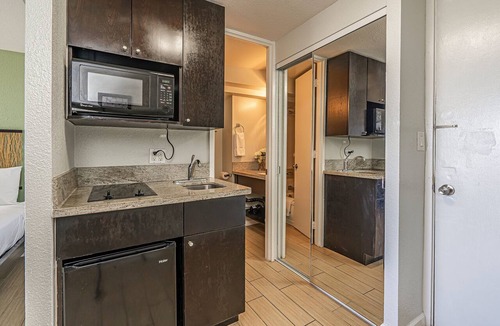 McCully - Moiliili Condo | Ocean-Diamond Head Waikiki Condo at Island Colony Short Walk to the Beach