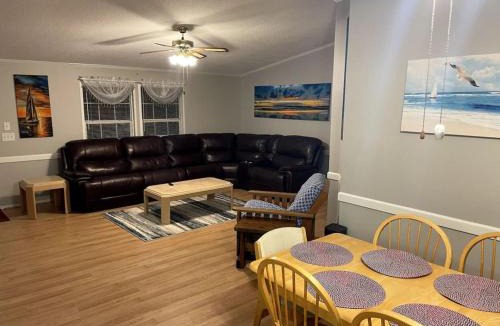 Surfside Beach House | Ocean Lakes 4 bedroom Cottage that sleeps 10