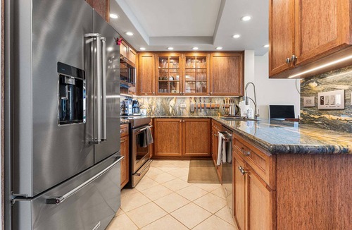 Historic Kailua Village Condo | 🏖️Oceanfront Aliʻi Drive Condo w/A/C | Walk to Town