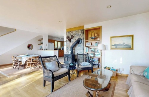 Camden Cabin | Oceanfront home with water views - central AC, washer/dryer & beach access