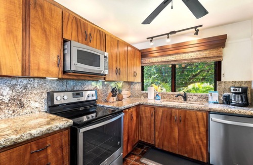 Kahaluu Bay House | 🏖️Oceanfront Kona Townhome w/A/C | Walk to Magic Sands
