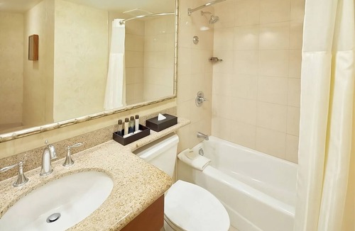 Waikiki Hotel | On Beautiful Waikiki Beach! Pool, Spa, 3 On-Site Restaurants, Water Activities