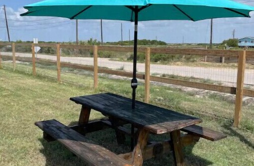 Hitchcock House | Outdoors Fun! Big lot! Clean Updated RV, A/C