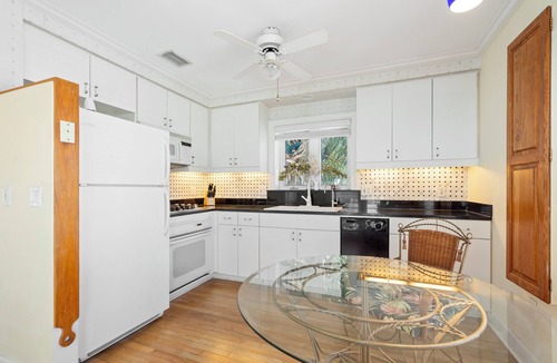 Treasure Island Cottage | Palm Cottage Treasure Island Beach Sleeps 4