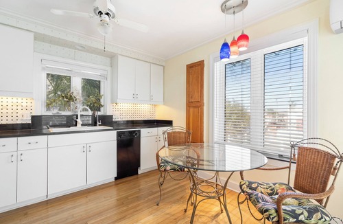 Treasure Island Cottage | Palm Cottage Treasure Island Beach Sleeps 4