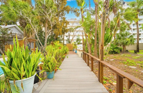 Treasure Island Cottage | Palm Cottage Treasure Island Beach Sleeps 4
