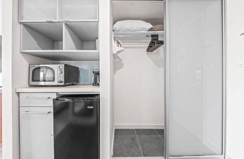 Ala Moana Condo | Partial Ocean View Studio w/Balcony