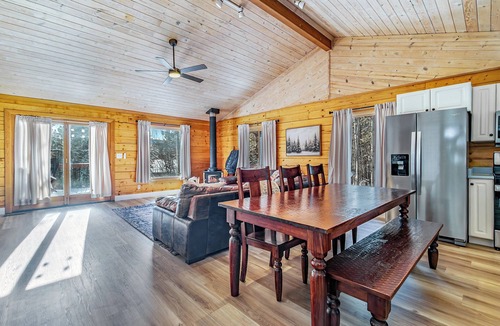 Fraser Cabin | Peaceful 4-bedroom cabin perfect for a relaxing stay in Fraser