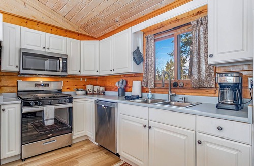 Fraser Cabin | Peaceful 4-bedroom cabin perfect for a relaxing stay in Fraser