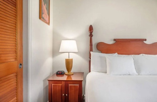 Kahului Hotel | Peaceful Getaway Near the Beach | 4 Comfortable Rooms with Outdoor Pool