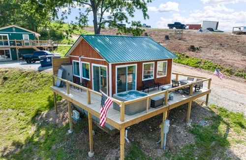 Omaha Cabin | Pearl Bay | Romantic Lakeview Cabin with Hot Tub