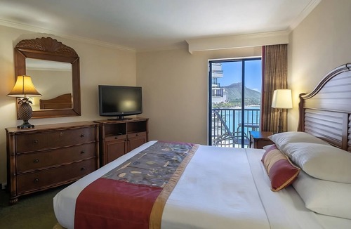 Waikiki Hotel | Perfect Event Location! 3 Awesome Units, Beachfront, Event Space, 3 Restaurants