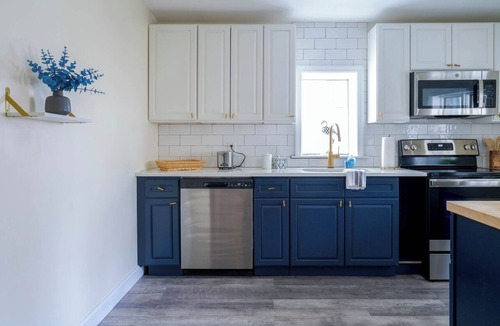 Yachting Village Apartment | Perfect for Large Groups, Downtown Newport 5 bed!