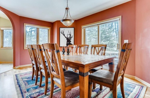 Three Peaks House | Perfect for Your Family Vacay with yard, hot tub & Pet Friendly! home