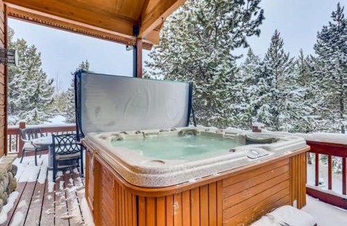 Three Peaks House | Perfect for Your Family Vacay with private hot tub! home