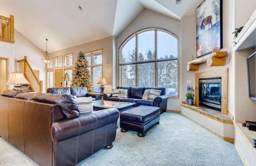 Three Peaks House | Perfect for Your Family Vacay with private hot tub! home