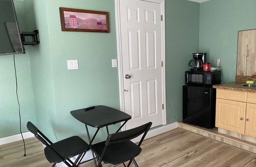 South Gate Ridge Apartment | Pet-Friendly 1BR Sarasota Florida Vacation Rental, Patio, Near Beaches, 2 Guests