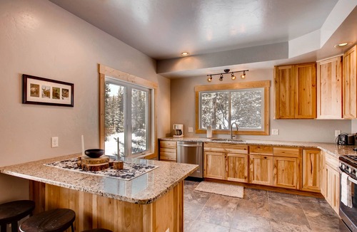 Alma Cabin | Pet Friendly, Mountain Views, Near Fishing, Skiing and Hiking - Con Alma