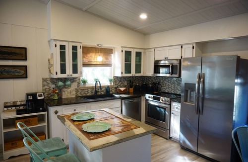 Bradenton Beach House | Pet Friendly! Steps to white sandy beaches and the bay! Discounts applied for stays longer than 7 days and 30 days!