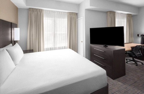 Oldsmar Hotel | Pet-Friendly Tampa Escape: Comfortable Suites with Kitchen & Pool
