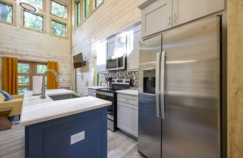 Hochatown Cabin | Pets Welcome! King BR+Loft w/Hot Tub/Lg Patio!
