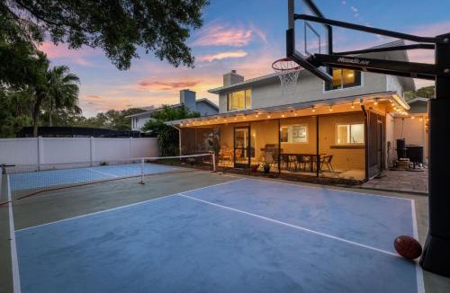 Seminole House | Pickleball~ Pool~ Game Room~ 5 min to Beach
