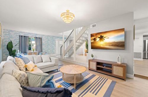 Seminole House | Pickleball~ Pool~ Game Room~ 5 min to Beach