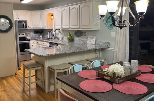 Iuka House | Pickwick Lake House overlooking Safe Harbor Aqua Yacht Marina Sleeps 10+