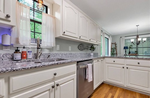 Iuka House | Pickwick Lake House overlooking Safe Harbor Aqua Yacht Marina Sleeps 10+